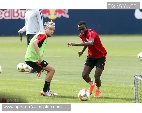 莱比锡正式签约埃因霍温18岁边锋阿约德勒托马斯合同至2031年 莱比锡正式签约埃因霍温18岁边锋阿约德勒托马斯合同至2031年